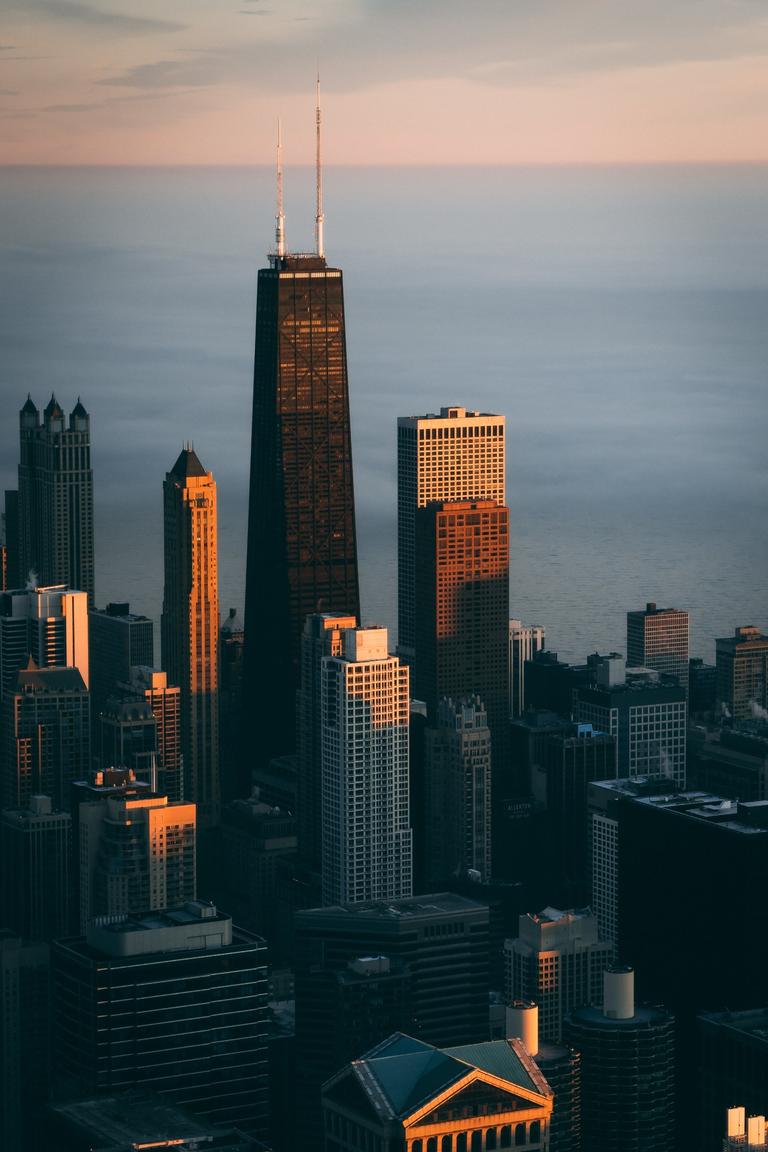 resized_prise-de-vue-verticale-a-grand-angle-d-un-paysage-urbain-avec-de-grands-gratte-ciel-a-chicago-usa