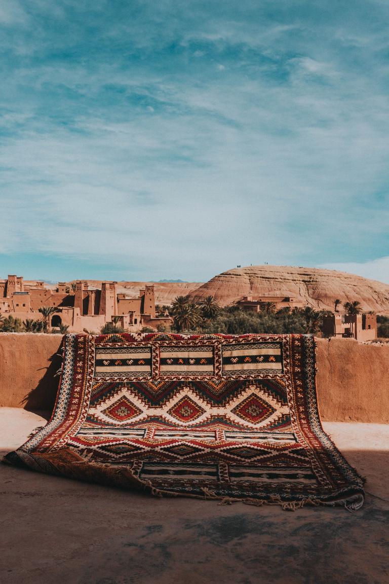 resized_tapis-a-marrakech-avec-vue-sur-la-ville (1)