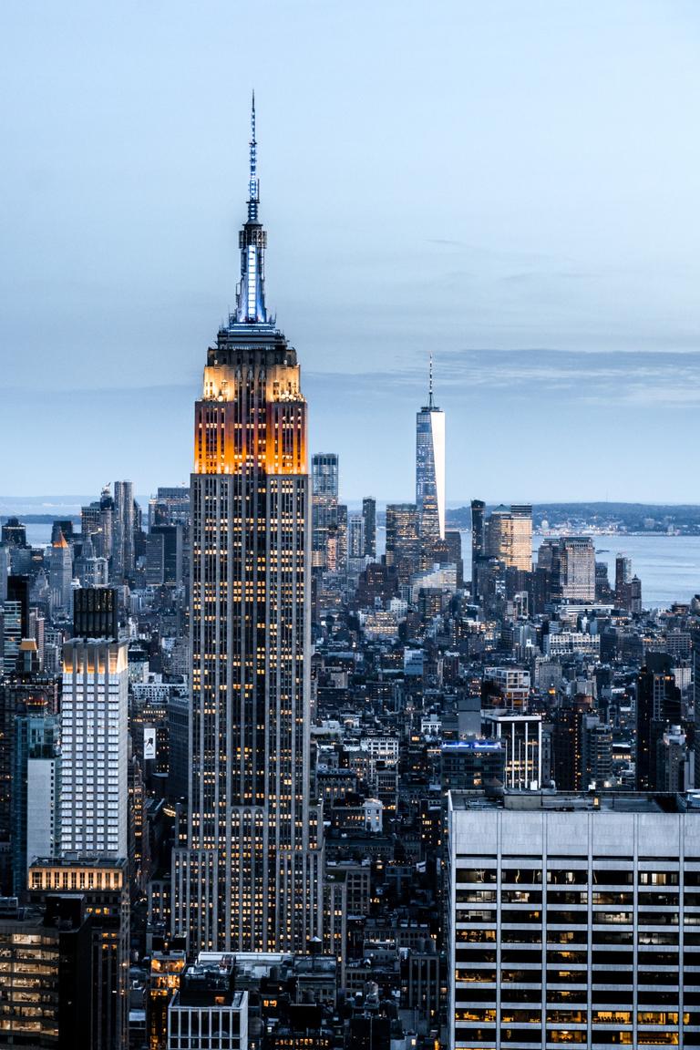 resized_vertical-d-un-paysage-urbain-avec-de-grands-gratte-ciel-a-new-york-usa